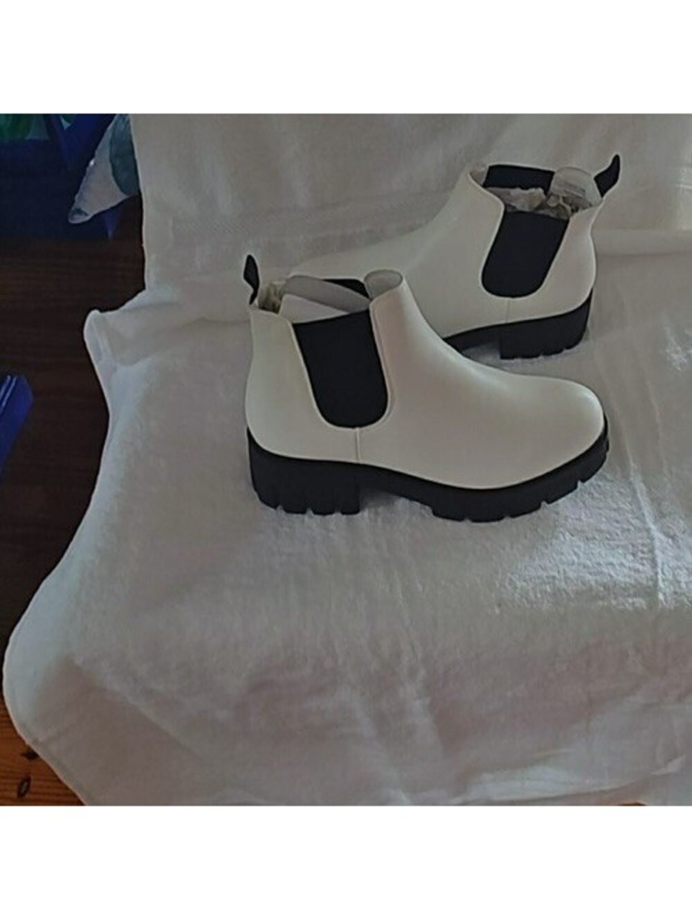 CUSHIONAIRE Women's Sasha slip on chelsea white boots Sz 10